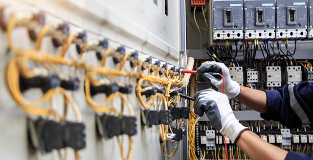 Professional Electrician technician working in Chicago, IL